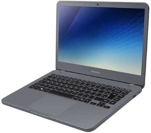 O Notebook Samsung Essentials E35 NP340XAA-KW2BR possui processador Intel Core i3 (7020U) de 2.3 GHz e 3 MB cache, 4GB de memória RAM (DDR4 2133 MHz - expansível até 16GB), HD de 1 TB (5.400 RPM), Tela LED HD de 14" antirreflexiva com resolução máxima de 1366 x 768, Placa de Vídeo integrada Intel HD Graphics 620, Conexões USB e HDMI, Wi-Fi 802.11 b/g/n/ac, Não possui Drive de DVD, Bateria de 3 células (43Wh), Peso aproximado de 1,66kg e Sistema Operacional Windows 10 64 bits.