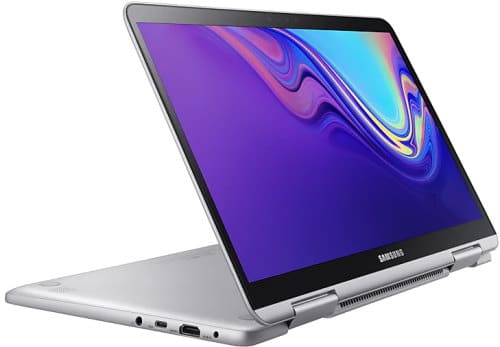 O Notebook Samsung Style S51 Pen NP930QBE-KW1BR possui processador Intel Core i7 (8565U) de 1.8 GHz a 4.6 GHz e 8MB cache, 8GB de memória RAM (DDR4), SSD 256GB, Tela LED Full HD de 13,3" Touchscreen com resolução máxima de 1920 x 1080, Placa de Vídeo integrada Intel UHD Graphics 620, Conexões USB e HDMI, Wi-Fi 802.11 b/g/n/ac, Não possui Drive de DVD, Bateria de 3 células (39Wh), Peso aproximado de 995g e Sistema Operacional Windows 10 64 bits.