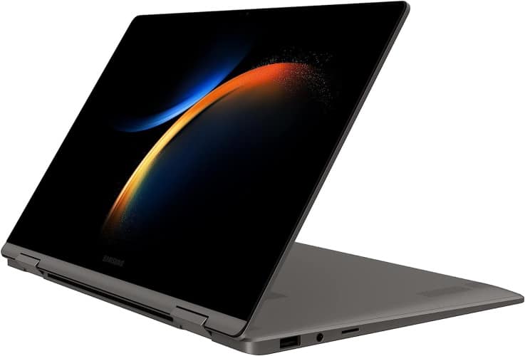 O Notebook Samsung Galaxy Book3 360 NP730QFG-KF1BR possui processador Intel Core i5 (1335U) de 1.3 GHz a 4.60 GHz e 12 MB cache, memória de 16 GB LPDDR4  4267 MHz, SSD de 512GB NVMe, Tela Touch de 13,3" Full HD AMOLED com resolução máxima de 1920x1080 pixels, Placa de Vídeo Intel® Iris® Xe Graphics, Conexões USB e HDMI, placa de rede wireless, bluetooth v5.1, Não possui Drive de DVD, Bateria de 59 Wh, Peso aproximado de 1,16Kg e Sistema Operacional Windows® 11.