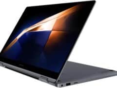 O Notebook Samsung Galaxy Book4 360 NP750QGK-KG1BR possui processador Intel Core 7 (150U) que vai até 5.4 GHz com 12 MB cache, memória de 16 GB LPDDR5, SSD de 1 TB PCIe NVMe M.2, Tela de 15,6" Full HD AMOLED com painel touch screen, compatível com S Pen e resolução máxima de 1920x1080 pixels, Placa de vídeo integrada Intel Graphics, Conexões USB e HDMI, placa de rede wireless, bluetooth v5.2, Não possui Drive de DVD, Bateria de 64Wh, Peso aproximado de 1,46Kg e Sistema Operacional Windows® 11 home.